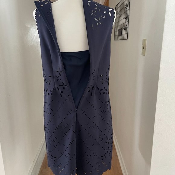 EUC J. CREW Women's Laser Cut Navy Floral Shift Dress - Picture 7 of 7